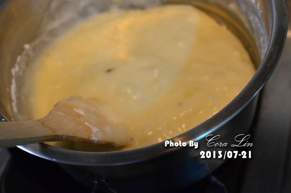 作法四的汁，慢慢的與做法三的粉，融合，慢慢倒，手要不停的攪，不要一次倒，會整團~ 然後稠稠的之後，倒入做法五中，敲一敲讓上面平平的，或是木匙刮平。