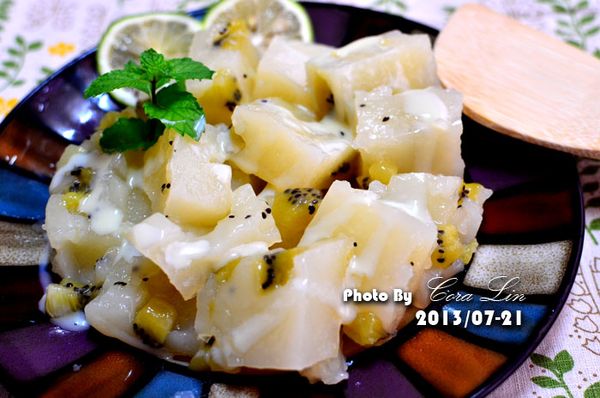 切成四方塊，再擠一些鷹牌煉奶，就是冰涼美味。