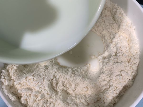 除了「無鹽奶油」等等，
其他食材依序加入攪拌均勻，
牛奶分3次倒入攪拌均勻，讓麵粉吸收。