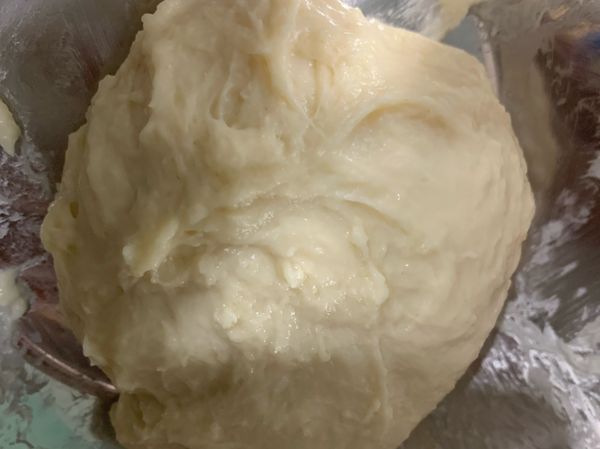 這時候 麵糰會呈現又濕又黏的狀態。
就可以準備開始揉麵團了～
將麵團，拉開往前推，再收回麵團集中
（就像洗衣服一樣來回揉）

揉10分鐘，蓋上保鮮膜讓麵團休息10分鐘。
麵團會比較好揉～（這動作重覆兩次）

若，麵團還是很黏手，讓麵糰休息10分鐘。

最後再揉5分鐘，麵糰有彈性、不黏手。