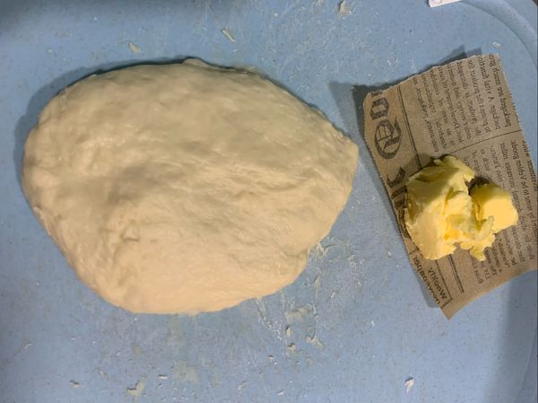加入「無鹽奶油」室溫軟化
將奶油揉到麵糰裡，揉5分鐘後，
此時麵糰呈現光滑狀。

用手掌將麵糰往下收，
將麵糰整理成史萊姆的形狀。

（整理好麵糰後 ，發酵時，空氣會在裡面將麵糰撐大。）