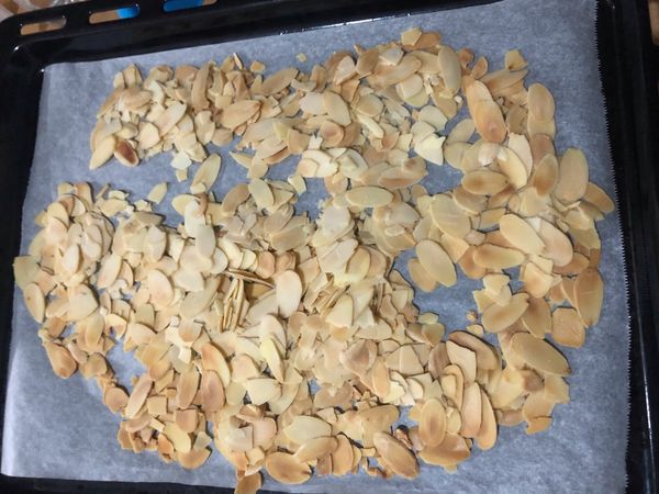 杏仁片可以先烤過160度烤至上色，增加香氣（可以再比我的顏色再深一點喔