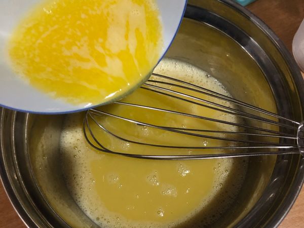 隔水加熱融化奶油倒入雞蛋液