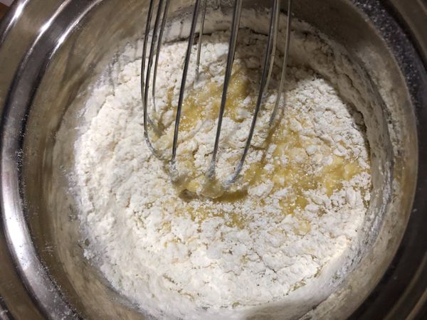 麵粉可可粉過篩，慢慢加入雞蛋液，攪拌至沒有顆粒，最後加入杏仁片。