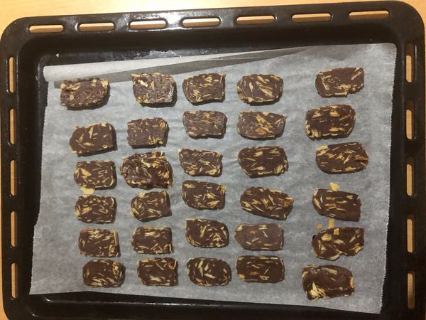 用保鮮膜整形成正方形，放入冷凍20分鐘再取出切片，烤箱預熱170度，烤20分鐘