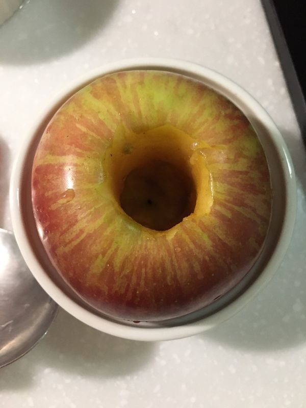 蘋果洗淨，挖掉中間蘋果核。