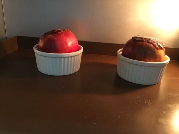 將混合好的填料，填入蘋果內，放入烤盅 或用鋁箔紙包覆，200度烤約40分鐘，即可出爐	。