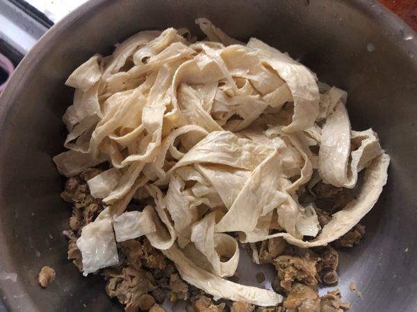 1、切薑絲、蒜末，九層塔洗淨備用。
2、生豆包切適當條狀備用。
3、破布子稍微擠乾。
4、將破布子、雞蛋混合打散。