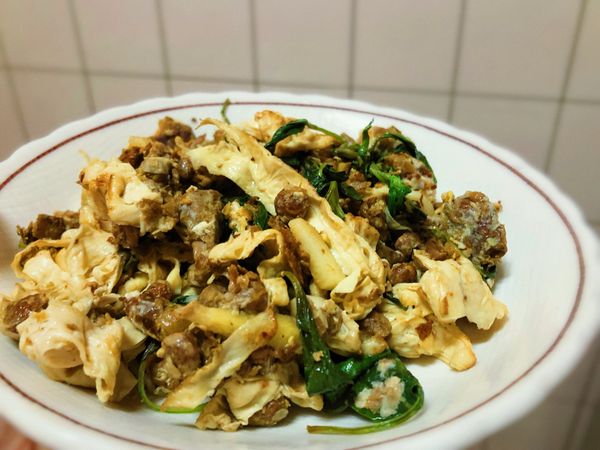 1、倒入破布子蛋液及豆包，翻炒煎熟。
2、起鍋前加入九層塔稍微翻炒即可。