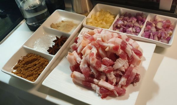 將五花肉切成條狀。