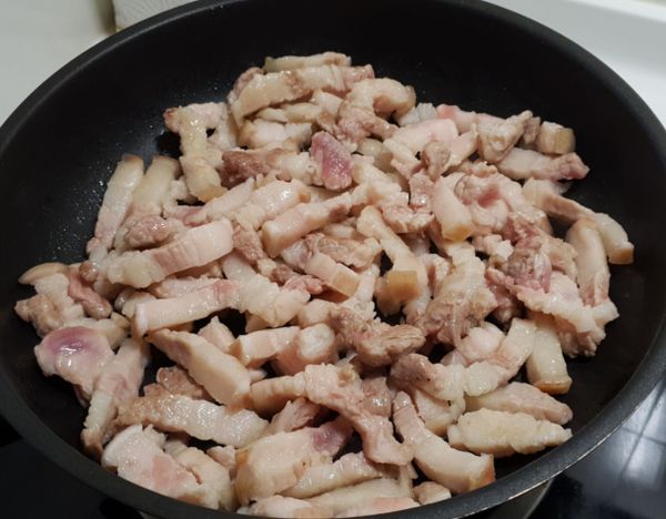 熱鍋，將肉加入米酒翻炒，去除腥味。