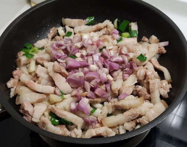 加入紅蔥末，翻炒至煸出香味，再放入蔥末、蒜末翻炒。