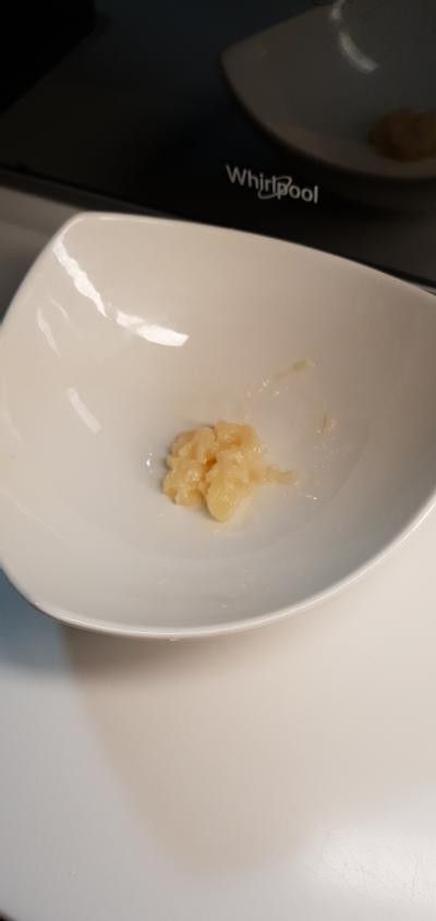 將少許豬油放至碗底。