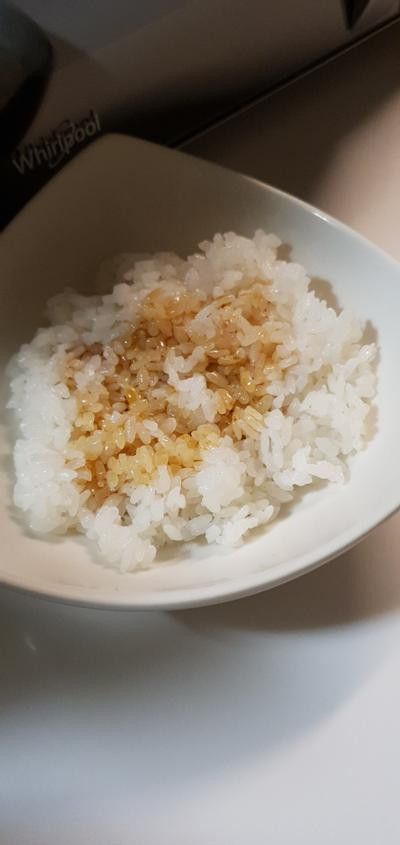 填入白飯，淋上少許醬油。