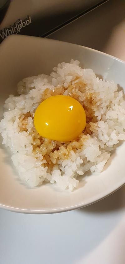 放入一顆生蛋黃。