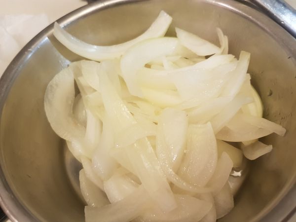 先將洋蔥炒三分熟如圖示。