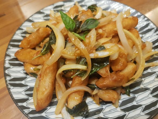 起鍋前先下入洋蔥再下入九層塔就可以盛盤了，收汁收的有點小勾勾包覆著所有食材，真的太下飯了，你們也快試試，保證掃盤吃光光😋