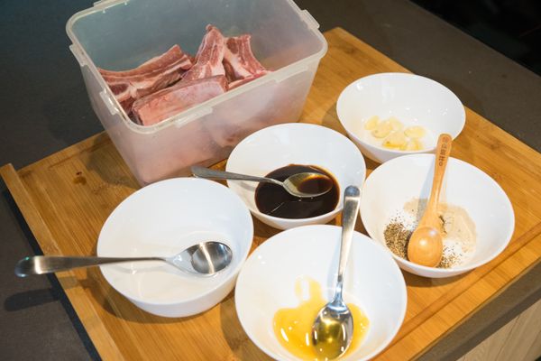 就是這些，然後放進保鮮盒之後搖一搖均勻後放進冷藏一晚讓肉入味，若想起來可以每2小時把保鮮盒上下倒過來放一次。