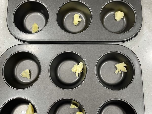 麵粉糊從冰箱拿出
回覆室溫後

使用6個杯子蛋糕模的烤盤
每個槽裡加入一些奶油
無鹽，有鹽都可以
放入烤箱預熱230度
看奶油有滾起來時

立馬把麵糊加入烤盤
裝6～7分滿即可（因為會膨脹）
再快手送入烤箱開始烤
