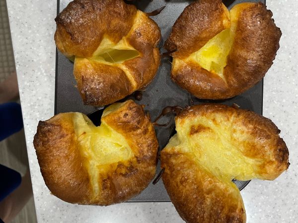 拿出烤箱的樣子
是不是很像布丁的顏色
而且吃起來也蓬鬆不是紮實的口感
那就是成功了～