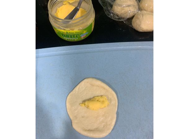 開始包內餡，將「現成的奶酥」包入麵糰裡
用手掌心壓麵糰後將奶酥放上之後，包起來
麵糰往內收的概念。