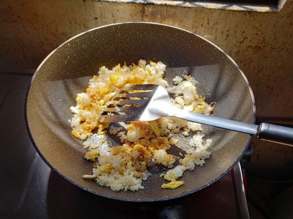 蛋炒飯步驟 :

1.炒鍋倒油熱鍋，中火
另一鍋水煮秋葵

2.小火，打雞蛋炒碎，同時加入白飯炒勻

3.加入甜辣醬炒勻

4.加入燙熟的秋葵在炒飯鍋子裡拌勻

完成