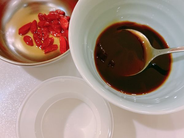 除了蛋、薑、枸杞之外，把調味醬汁的材料都加在一起先調好醬汁，枸杞另外在用點米酒泡備用