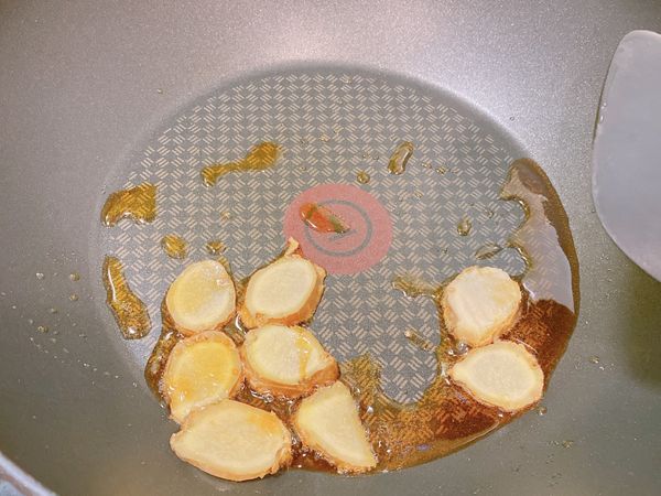 薑片用麻油小火爆香 要有點時間才會薑味足夠