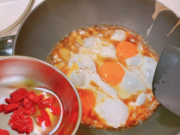 加入泡了米酒的枸杞