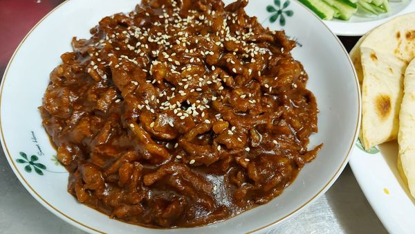 肉絲用米酒  蛋白  醬油  太白粉  油醃漬15分鐘
其他調味料放魚一個碗中攪拌均勻備用
肉絲醃漬完之後   鍋中放5大匙油   將肉絲煸熟
然後倒進醬汁煮至濃稠收汁   讓肉絲都沾到醬汁
然後盛盤撒上白芝麻