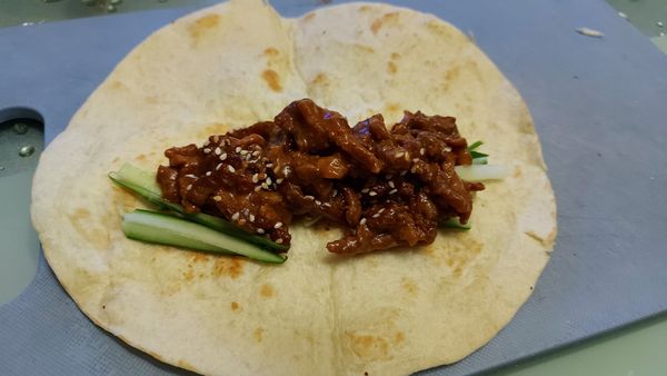 鋪上餅皮   放上小黃瓜絲    擺上肉絲