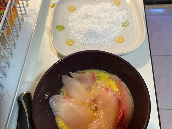 半顆雞蛋當麵衣在沾地瓜粉，下鍋油炸！