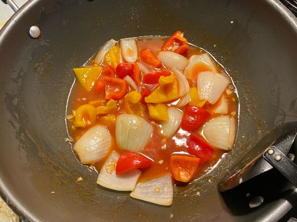 熱鍋後加少許油先倒入洋蔥、蒜、蔥白跟甜椒炒香後，接著倒入醬汁跟水！水滾後加入太白粉水勾芡！