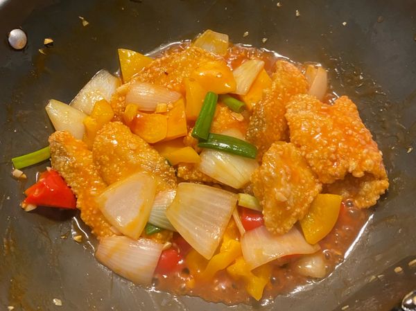 在把魚排跟蔥尾部下鍋攪拌均勻就可出鍋！