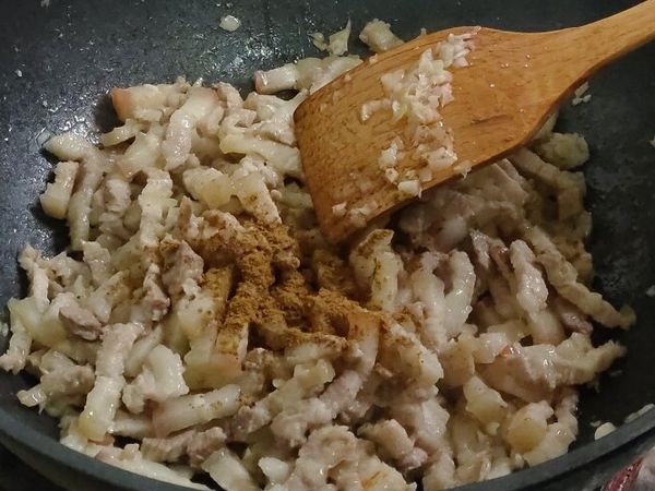 依序加入冰糖少許、五香粉適量、白胡椒粉適量、油蔥酥1大匙、米酒2大匙、醬油4大匙，攪拌均勻