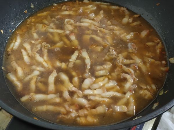 加入水到醃過肉，煮滾後轉小火滷到爛

（大約小火煮兩小時就有爛了，如果想要更爛一點時間就自己抓唷！）