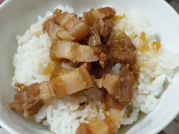 淋在白飯上，好吃的滷肉飯就完成囉！