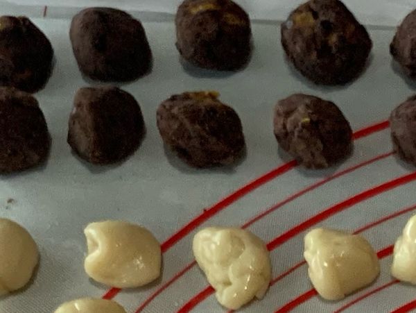 先將紅豆餡分割為7g一顆
芋頭餡7g一顆
鹹蛋黃分割成4等分，放在烤盤上灑些許米酒（100度，10分鐘）
但最後蛋黃在包入餡內若不足量時，可全部用紅豆餡或芋頭餡，但餡的總重量不要超過10g,不然會包不進去，也會造成皮太薄導致爆餡.