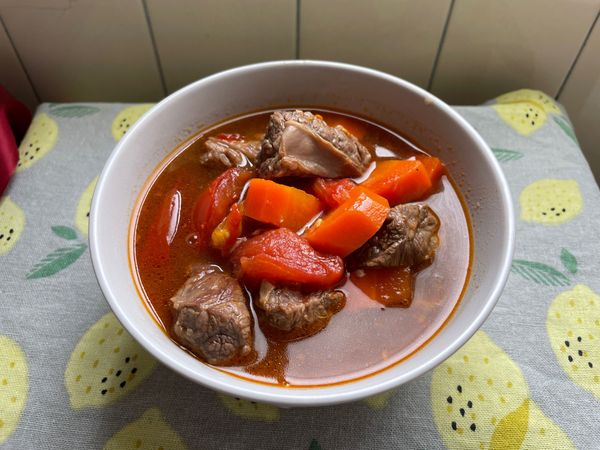 等電鍋跳起來再悶個10分鐘打開，就完成啦！加麵變成一碗牛肉麵或單喝湯都很濃郁好喝！