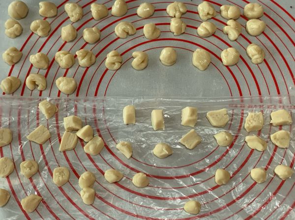 油皮分割7g
油酥4g
最後一定還會有剩下的材料，在全部均分

我今天做原本是預定做30顆，但分割完之後還有剩就多了3顆

再來就是油皮包油酥，包好之後封口向下放（要用保鮮膜蓋住，避免表皮乾掉