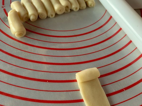 油皮包油酥之後
開始桿成長條形（像圖中方式）
這個方式要做兩次.
第一次做完之後鬆弛10分鐘，再繼續趕第二次