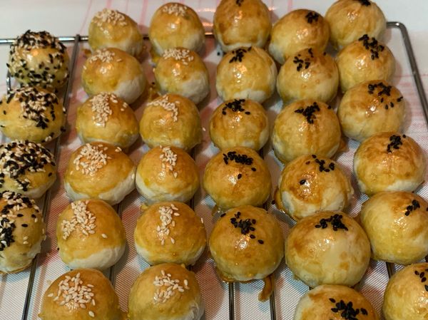 先預熱溫度170度 5分鐘
烤的溫度170度20分鐘
入烤箱前先刷一次蛋液（我分三次刷，第三次才會放上芝麻）
烤10分鐘轉向，順便刷第二次蛋液，在第15分鐘時再取出刷第三次再放上芝麻.
等待時間到即可取出（我今天時間到時有在繼續已餘熱再悶烤3分鐘）