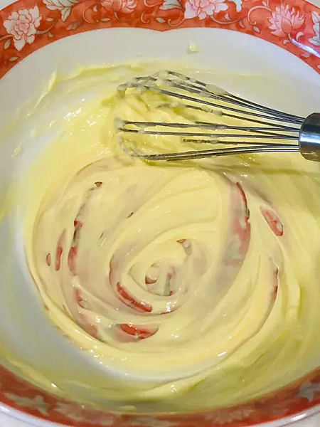 無鹽奶油攪打成乳霜狀。