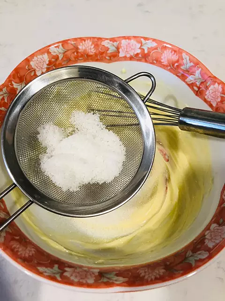 加入砂糖及鹽，打至泛白狀態。