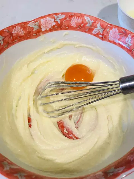 加入蛋黃，攪拌均勻。