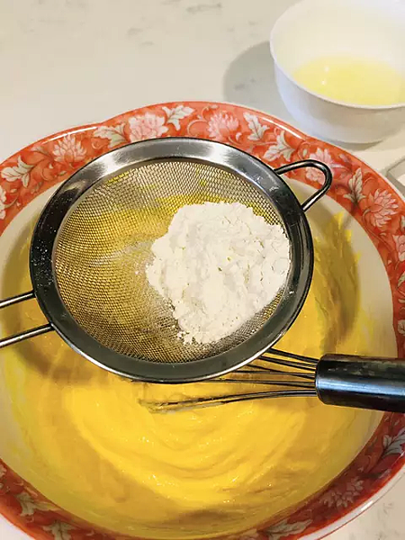 低筋麵粉分多次少量加入，用刮刀壓盆邊的方式混合均勻。