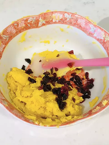 加入葡萄乾蔓越莓乾攪拌均勻。