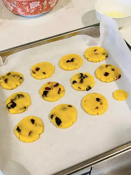 分成小麵團。每個秤20公克後搓成圓形並壓扁。放入預熱160度的烤箱。