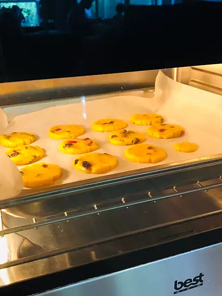 10分鐘後，將烤盤轉180度續烤8分鐘（共烤18分鐘）。