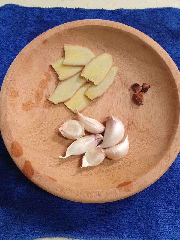 薑切片，蒜頭拍碎